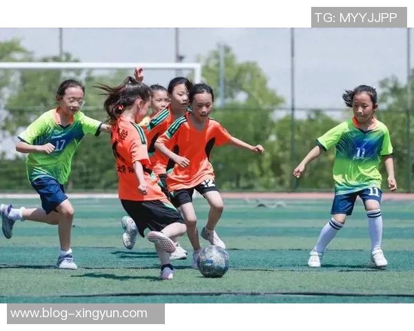 足球的花束在绿茵场上绽放的青春与梦想交织的美丽篇章
